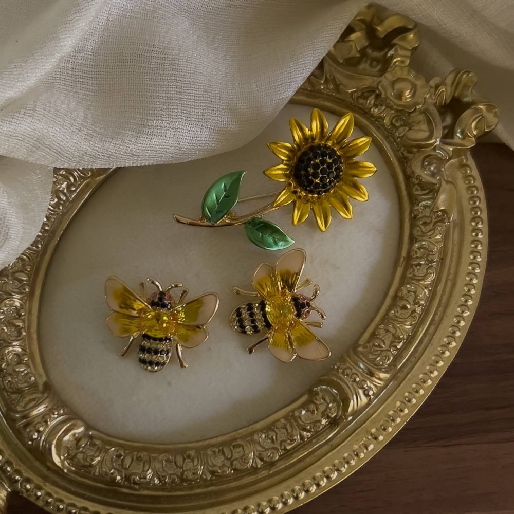 گلسینه آفتابگردان و زنبور